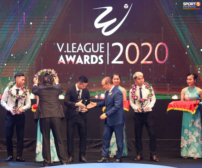 Văn Quyết cùng con trai nhận danh hiệu cầu thủ xuất sắc nhất V.League 2020 - Ảnh 5.