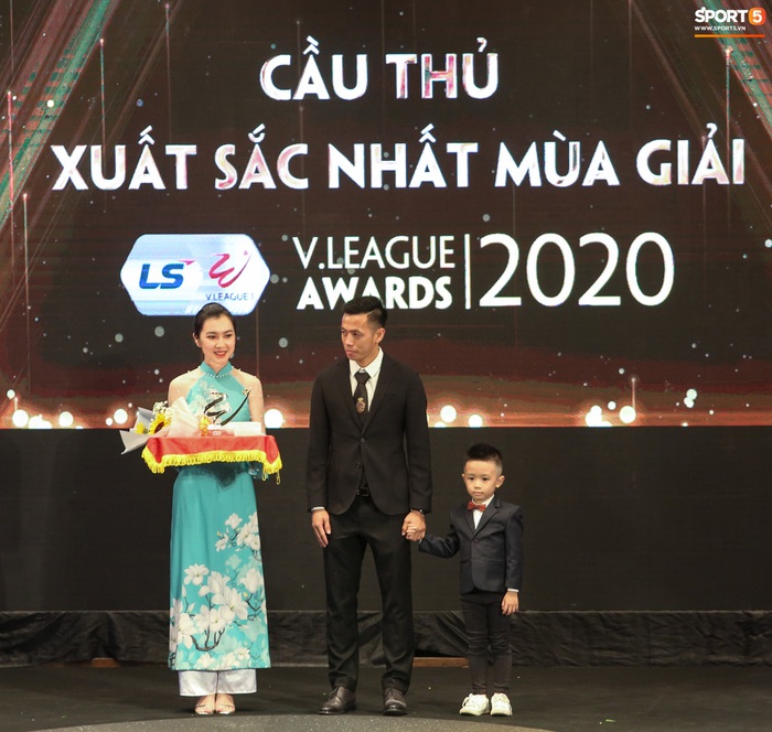 Văn Quyết cùng con trai nhận danh hiệu cầu thủ xuất sắc nhất V.League 2020 - Ảnh 1.