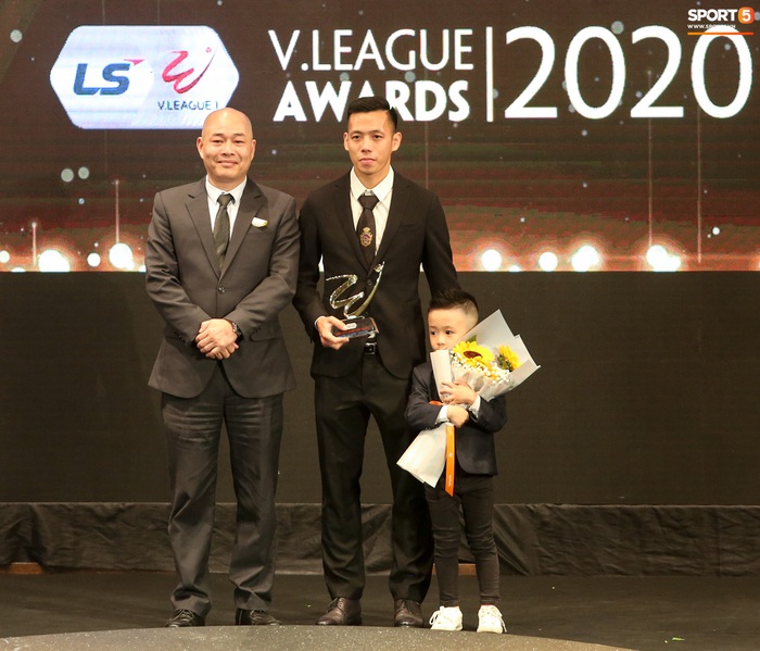 Văn Quyết cùng con trai nhận danh hiệu cầu thủ xuất sắc nhất V.League 2020 - Ảnh 2.
