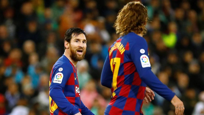 Griezmann bị CĐV Barca chặn xe và yêu cầu &quot;tôn trọng&quot; Messi - Ảnh 2.