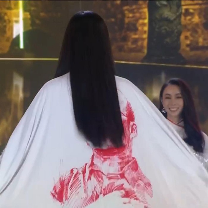 HLV Park Hang-seo xuất hiện trên áo dài trong đêm chung kết Hoa hậu Việt Nam nhưng lại khiến fan &quot;tức mắt&quot; vì tóc thí sinh che gần hết - Ảnh 1.
