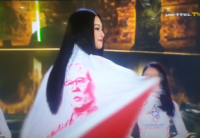 Hình ảnh thầy Park xuất hiện trên áo dài trong đêm chung kết Hoa hậu Việt Nam nhưng lại bị che gần hết khiến fan &quot;tức mắt&quot; - Ảnh 3.