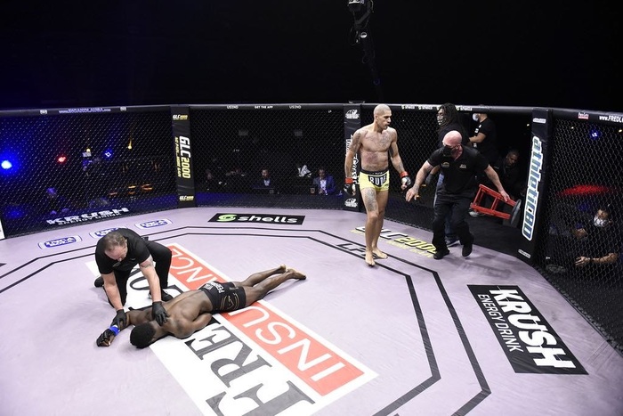 Kickboxer số 1 thế giới chuyển sang đấu MMA, tung một đấm khiến đối thủ mất nhận thức - Ảnh 4.