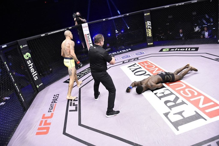Kickboxer số 1 thế giới chuyển sang đấu MMA, tung một đấm khiến đối thủ mất nhận thức - Ảnh 3.