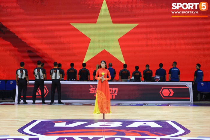 Lần đầu tiên tại VBA Arena, quốc ca Việt Nam được thể hiện bởi một giọng ca trực tiếp trước thềm trận đấu - Ảnh 2.