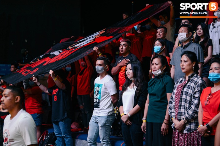 Lần đầu tiên tại VBA Arena, quốc ca Việt Nam được thể hiện bởi một giọng ca trực tiếp trước thềm trận đấu - Ảnh 5.