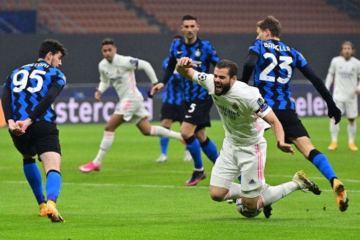 Real Madrid đánh bại Inter Milan trong trận cầu có phản lưới và thẻ đỏ - Ảnh 1.