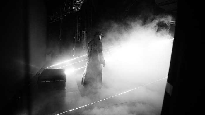 Xúc động trước những hình ảnh hậu trường của The Undertaker trong quá trình chuẩn bị cho sự kiện chia tay WWE - Ảnh 1.