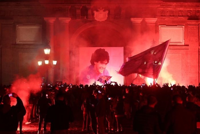 Fan tạo nên khung cảnh cực hoành tráng ở cúp châu Âu tưởng nhớ Maradona - Ảnh 2.