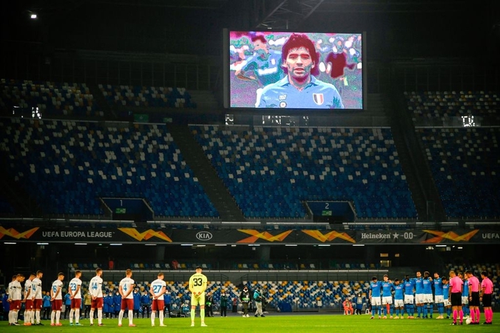 Fan tạo nên khung cảnh cực hoành tráng ở cúp châu Âu tưởng nhớ Maradona - Ảnh 6.