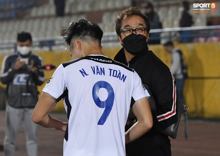 Nhận là &quot;con trai&quot; trợ lý Lee Young-jin, Văn Toàn bị dọa cho chạy 25 vòng làm mẫu khi lên ĐTQG - Ảnh 3.
