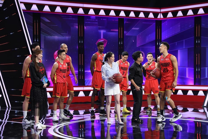 Dàn mỹ nam Saigon Heat lên sóng gameshow, Christian Juzang khiến nữ hoàng kim cương Lý Nhã Kỳ cảm động phát khóc chỉ sau một cái ôm - Ảnh 1.