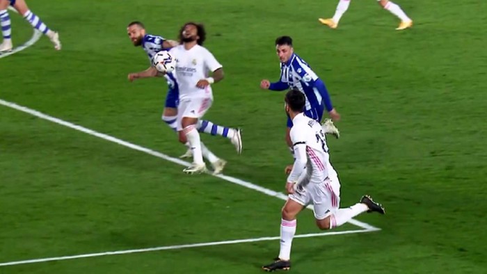 Trọng tài từ chối quả phạt đền mười mươi của Real Madrid dù Marcelo bị túm tóc - Ảnh 2.