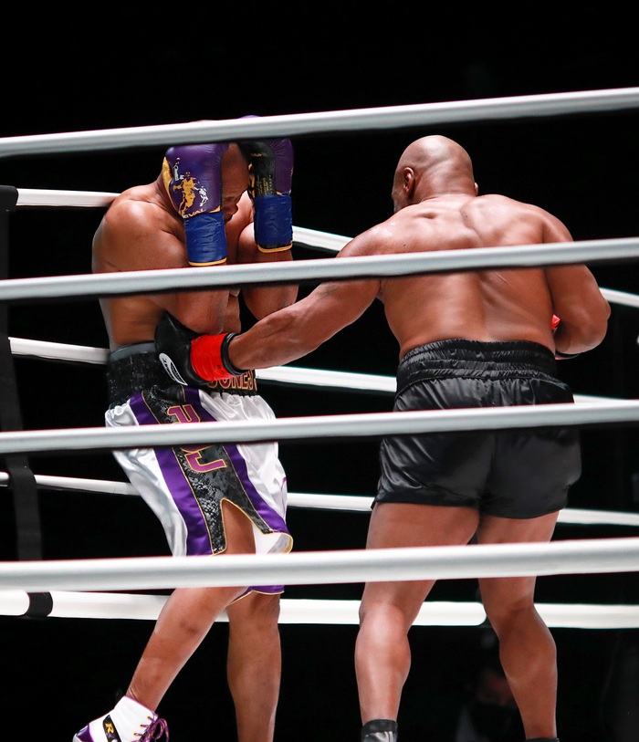 Lép vế trong trận đại chiến với Mike Tyson, Roy Jones vẫn nói cứng: Tôi xứng đáng giành chiến thắng - Ảnh 1.