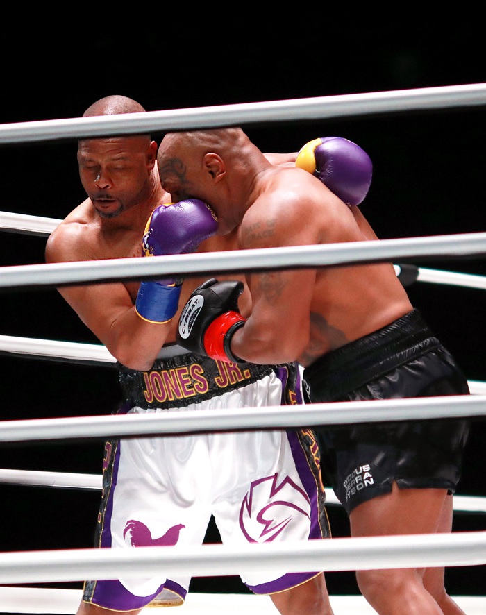 Sốc: Mike Tyson vs Roy Jones Jr có lượt mua PPV cao hơn Tyson Fury vs Deontay Wilder - Ảnh 2.