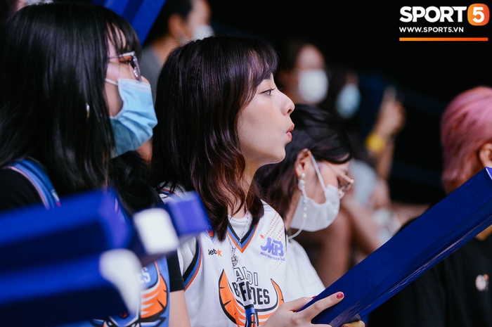 Ngẩn ngơ trước nhan sắc của fan nữ Hanoi Buffaloes: Loạt biểu cảm đáng yêu hút trọn spotlight tại VBA Arena - Ảnh 4.