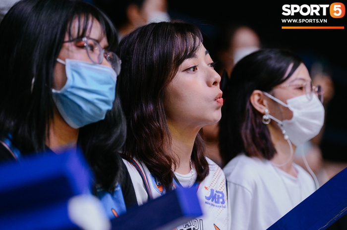 Ngẩn ngơ trước nhan sắc của fan nữ Hanoi Buffaloes: Loạt biểu cảm đáng yêu hút trọn spotlight tại VBA Arena - Ảnh 5.