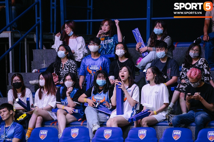 Ngẩn ngơ trước nhan sắc của fan nữ Hanoi Buffaloes: Loạt biểu cảm đáng yêu hút trọn spotlight tại VBA Arena - Ảnh 7.