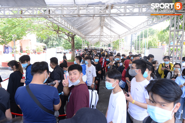 Fan Việt háo hức xếp hàng trước hàng tiếng đồng hồ, chờ vào xem Chung kết ĐTDV mùa Đông 2020 - Ảnh 3.