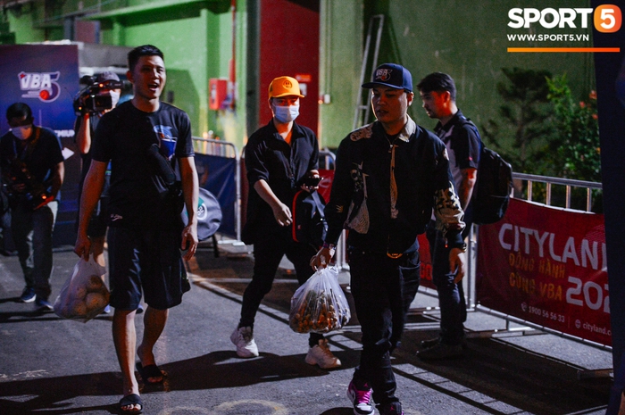 Cảm động hình ảnh bố Nguyễn Hoàng Tú xuất hiện tại VBA Arena: Mang theo quà quê động viên con trai thi đấu - Ảnh 9.