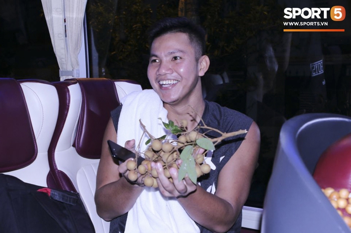 Cảm động hình ảnh bố Nguyễn Hoàng Tú xuất hiện tại VBA Arena: Mang theo quà quê động viên con trai thi đấu - Ảnh 11.