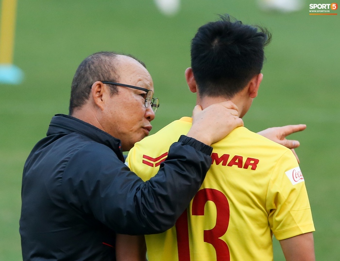 Hậu vệ Hà Nội FC bị thầy Park túm cổ vì lơ đễnh ở buổi tập của tuyển Việt Nam - Ảnh 4.