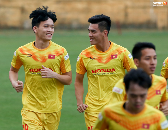 Hậu vệ Hà Nội FC bị thầy Park túm cổ vì lơ đễnh ở buổi tập của tuyển Việt Nam - Ảnh 7.