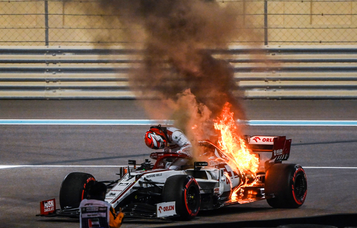 &quot;Người tuyết&quot; Kimi Raikkonen hoảng hồn thoát khỏi xe đua F1 bốc cháy dữ dội - Ảnh 4.