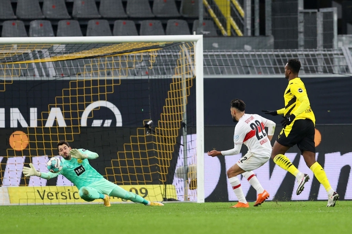 Dortmund thảm bại 1-5 dù kiểm soát bóng 72%, Lewandowski giúp Bayern thoát thua đội mới lên hạng - Ảnh 6.