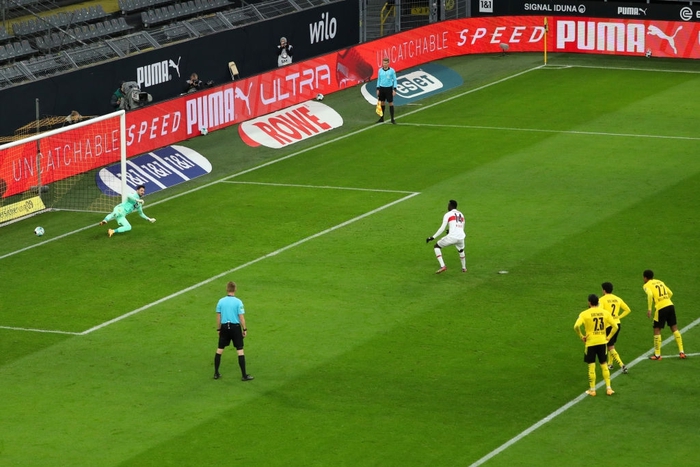 Dortmund thảm bại 1-5 dù kiểm soát bóng 72%, Lewandowski giúp Bayern thoát thua đội mới lên hạng - Ảnh 2.