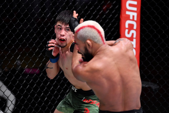 Nhà vô địch Deiveson Figuieredo phải nhập viện trên cáng sau trận hòa nghẹt thở tại UFC 256 - Ảnh 3.