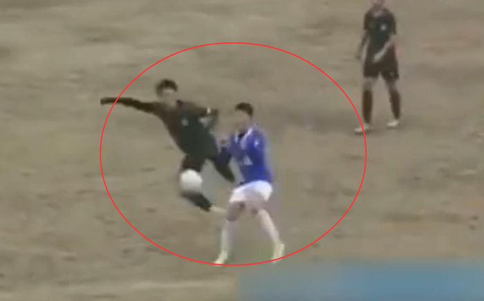 Cầu thủ trẻ Trung Quốc vung chân đạp thẳng vào chỗ hiểm của đối thủ, hành động sau đó của người này khiến dân tình càng thêm phẫn nộ - Ảnh 2.