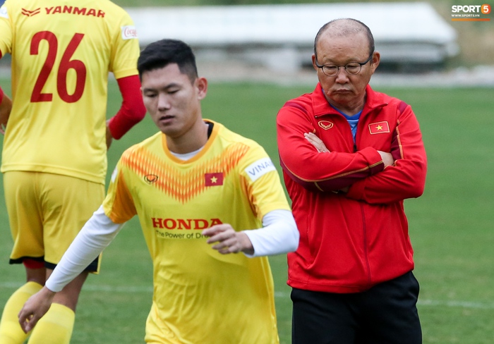 Văn Quyết &quot;đói&quot; bóng khi tập, HLV Park Hang-seo phải nhắc các tuyển thủ Việt Nam - Ảnh 4.