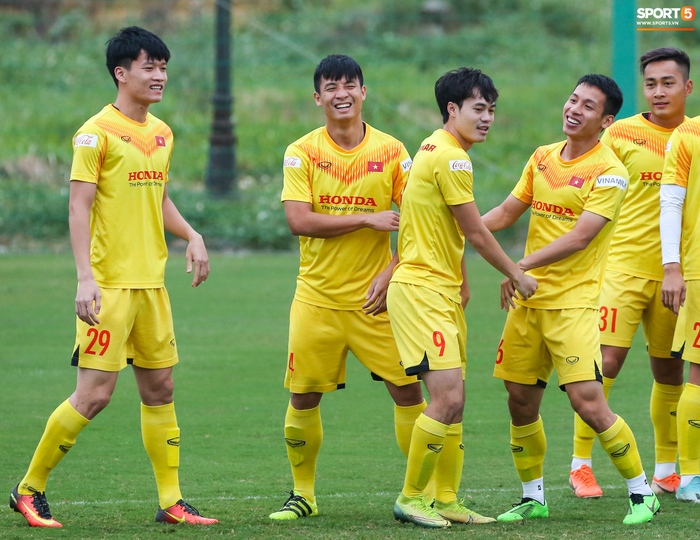 Văn Quyết &quot;đói&quot; bóng khi tập, HLV Park Hang-seo phải nhắc các tuyển thủ Việt Nam - Ảnh 7.