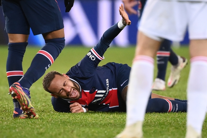 Cận cảnh pha bóng khiến Neymar gào khóc do dính chấn thương nghiêm trọng - Ảnh 2.