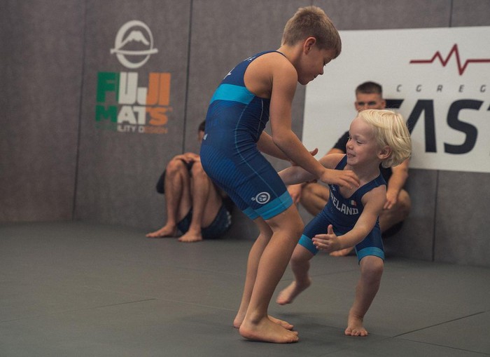 Nhóc tì của McGregor phô diễn kỹ năng MMA &quot;không phải dạng vừa&quot; khi xuất hiện tại phòng tập cùng cha - Ảnh 5.