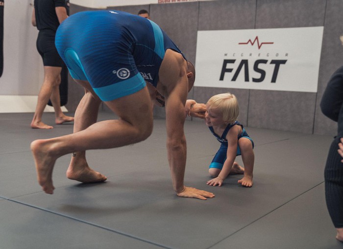 Nhóc tì của McGregor phô diễn kỹ năng MMA &quot;không phải dạng vừa&quot; khi xuất hiện tại phòng tập cùng cha - Ảnh 4.