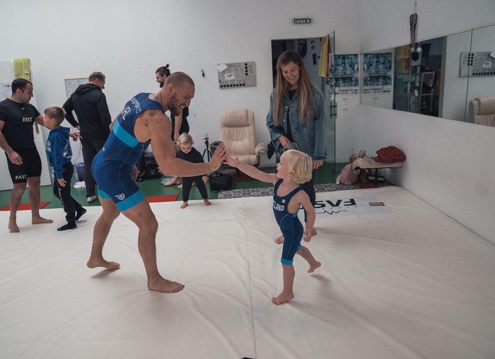 Nhóc tì của McGregor phô diễn kỹ năng MMA &quot;không phải dạng vừa&quot; khi xuất hiện tại phòng tập cùng cha - Ảnh 3.