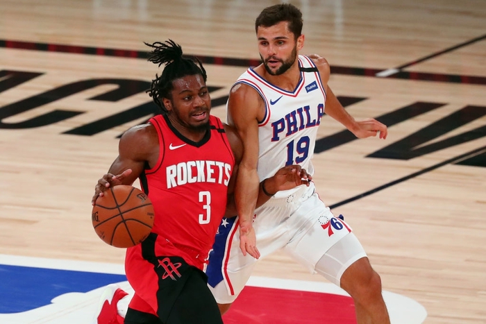 Không va chạm nhưng vẫn dính chấn thương, cầu thủ trẻ của Houston Rockets phải rời sân bằng xe lăn - Ảnh 2.