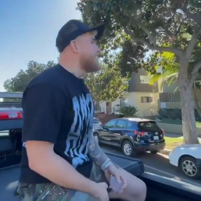 Youtuber nổi tiếng Jake Paul bất ngờ tấn công bạn thân của Conor McGregor bằng bóng nước và giấy vệ sinh - Ảnh 2.