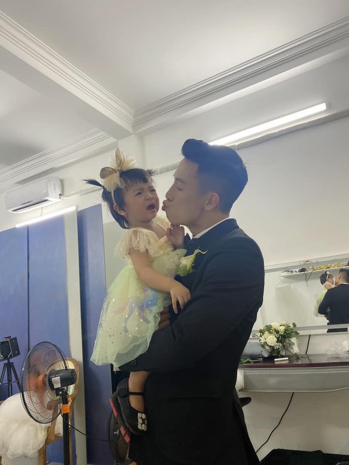 Bùi Tiến Dũng diện vest bảnh bao ở hậu trường chụp ảnh cưới cùng Khánh Linh nhưng biểu cảm của con gái mới chiếm spotlight - Ảnh 1.