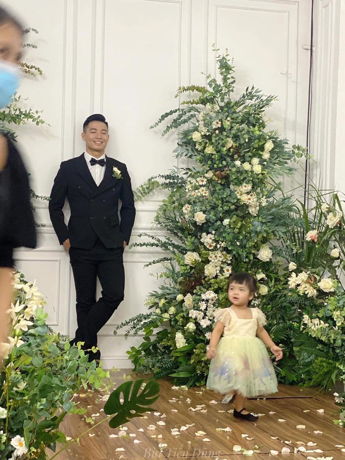 Bùi Tiến Dũng diện vest bảnh bao ở hậu trường chụp ảnh cưới cùng Khánh Linh nhưng biểu cảm của con gái mới chiếm spotlight - Ảnh 4.