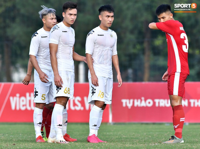 Tiền đạo U21 Hà Nội tố cựu tuyển thủ Việt Nam chơi bẩn, &quot;bắt tay&quot; Nam Định loại đội bóng thủ đô - Ảnh 1.