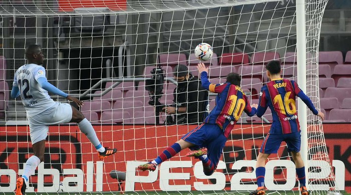 Messi cân bằng kỉ lục của Pele, Barca vẫn bị cầm hòa trên sân nhà - Ảnh 3.