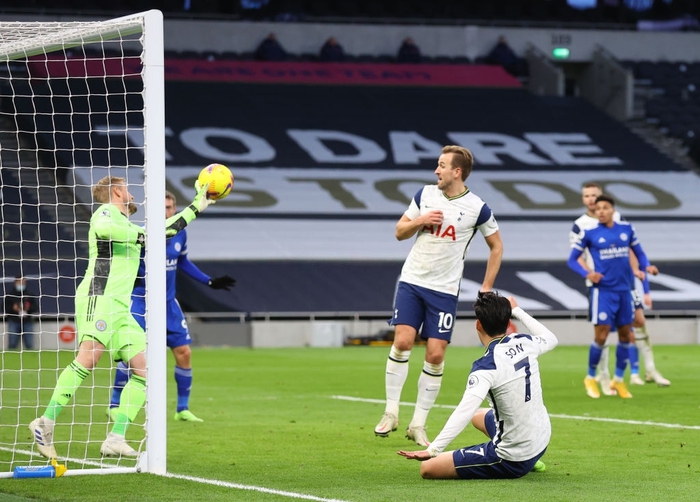 Mourinho chết lặng trên đường pitch, chứng kiến học trò mắc sai lầm tai hại khiến Tottenham thua tâm phục khẩu phục - Ảnh 10.