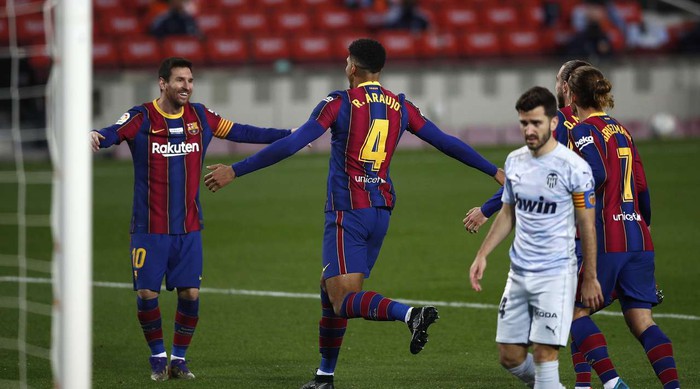Messi cân bằng kỉ lục của Pele, Barca vẫn bị cầm hòa trên sân nhà - Ảnh 5.