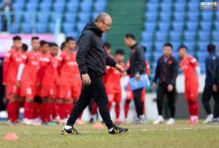 HLV Park Hang-seo phàn nàn khi phát hiện &quot;ổ gà&quot; ở sân đấu của tuyển Việt Nam - Ảnh 2.