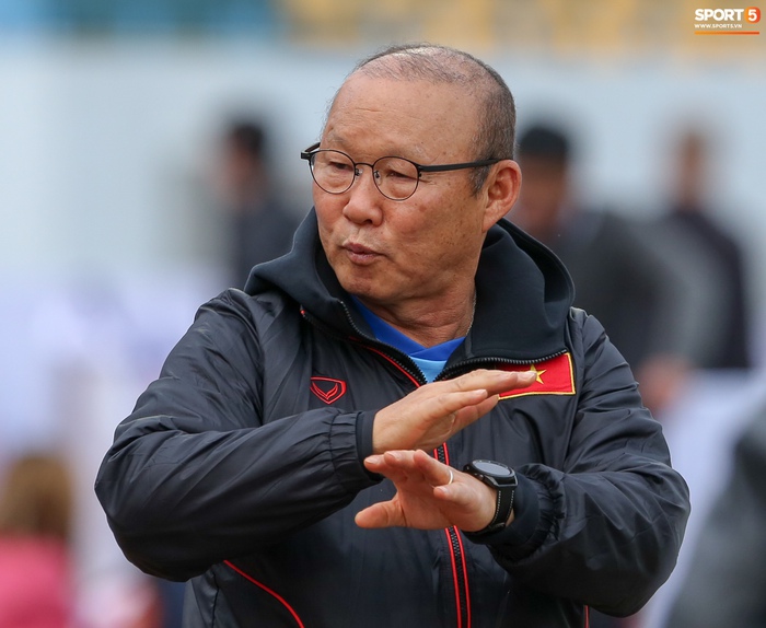 HLV Park Hang-seo phàn nàn khi phát hiện &quot;ổ gà&quot; ở sân đấu của tuyển Việt Nam - Ảnh 5.