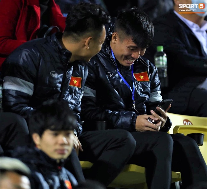 Biểu cảm của team tuyển thủ nổi tiếng khi bị cho ra rìa ở trận tuyển Việt Nam đấu đàn em U22 - Ảnh 3.