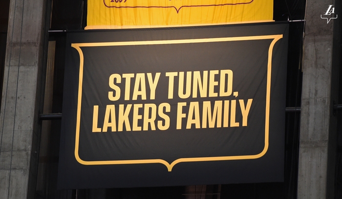 Los Angeles Lakers không treo cờ biểu ngữ vô địch, chờ đợi ngày ăn mừng cùng fan - Ảnh 2.
